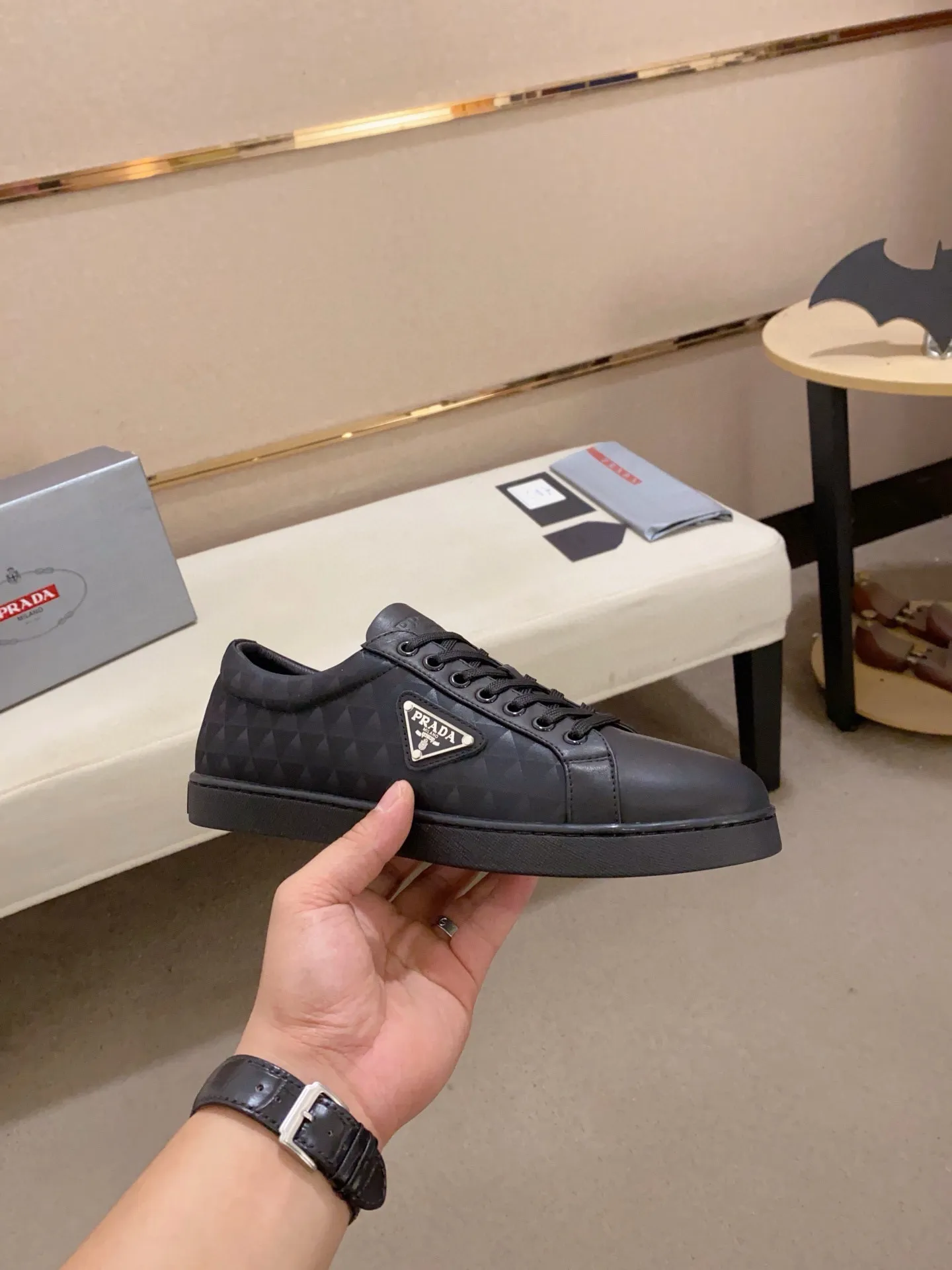 Men's shoes 💰 580💰 ✔️✔️✔️High-quality new PRADA counters are launched at the same time. The new men's shoes and 😘fabrics are selected from first-layer cowhide and are made by pure handicrafts. Lining: Full cowhide lining. 👍🏿 High-end ☄️ air-cushion molded anti-slip rubber outsole, exquisite lines, simple and elegant, comfortable and high-end for leisure travel. Code number: 38 to 44 (45 can be customized)